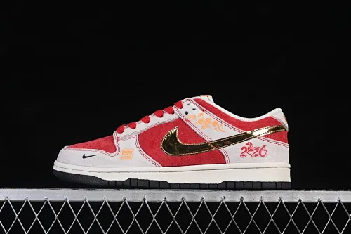 All categories Nk SB Dunk Series Nk SB Dunk Low High-end customized low-top sneakers Nike SB Dunk Low Good luck in the Year of the Horse Red, white and gold contrast colors High-end customized low-top casual skate shoes DN3168-036